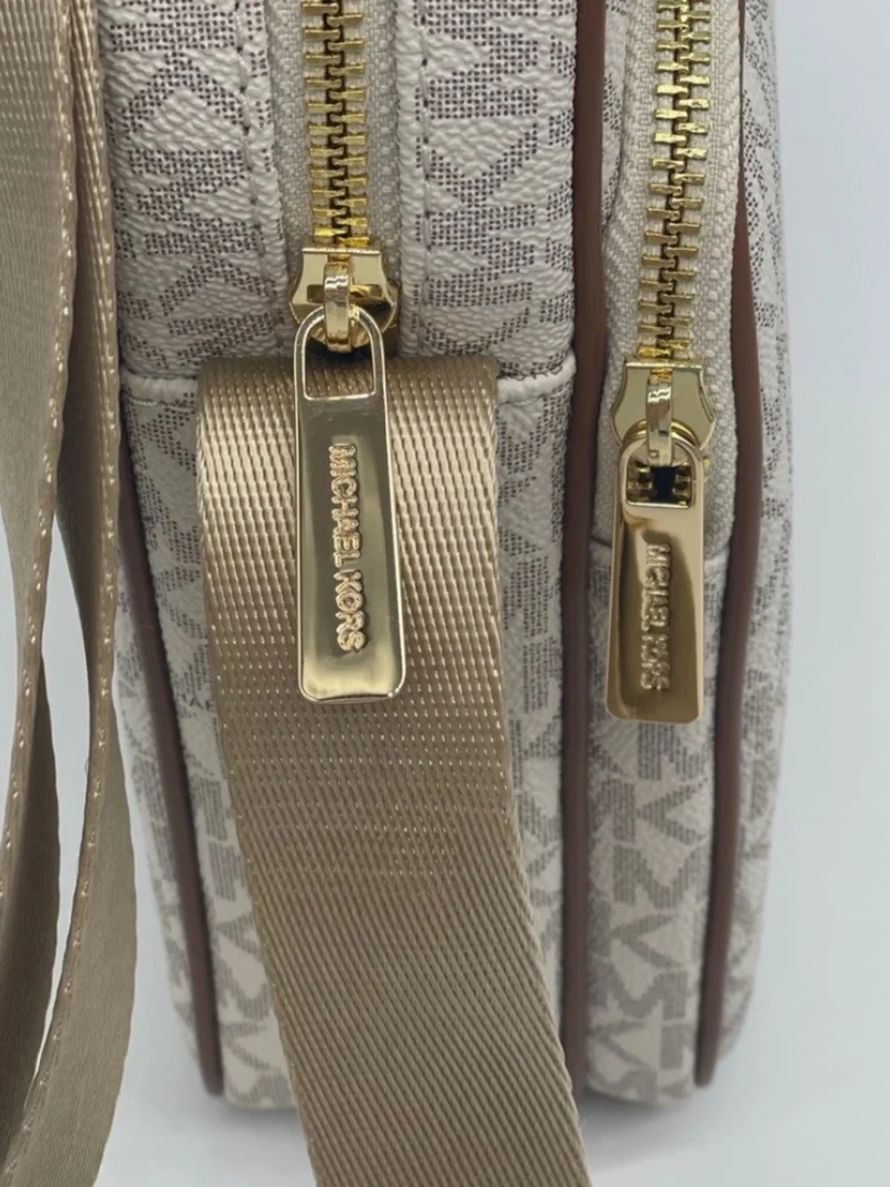 NWT Michael Kors Vanilla JetSet Travel Logo Crossbody Bag